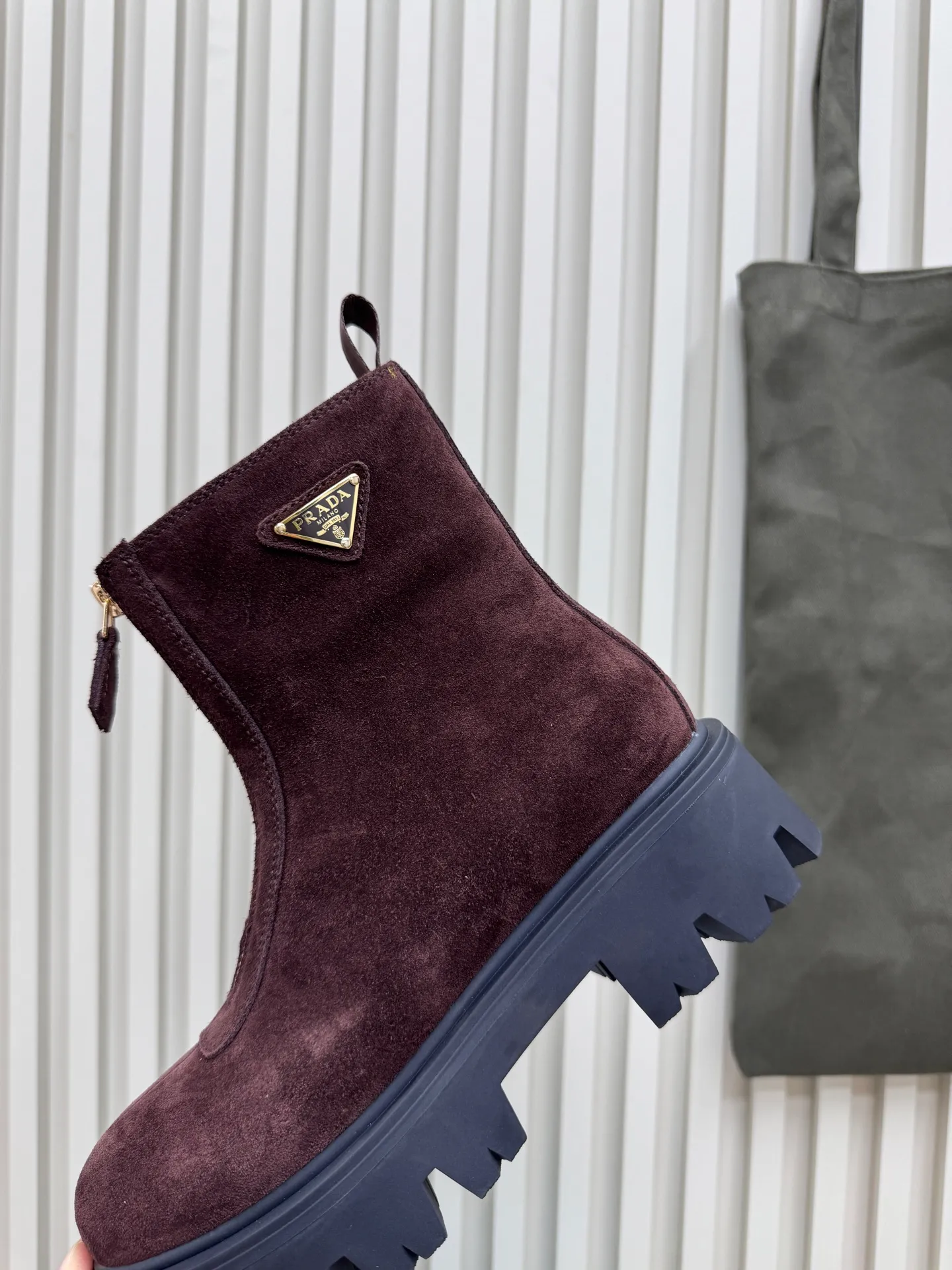 👟👟Ex-factory price 680👟👟 Prada / Prada couple's Martin boots are here, comfortable and elegant to wear. The original molded outsole of the counter is 1:1 replica. It is made of non-slip and wear-resistant imported TPU tin mold vacuum outsole. Tank-shaped thick sole. Fabric: imported anti-explosion cowhide. Lining: imported mixed sheepskin lining. Sheepskin foot pads. Outsole: tin molded beef tendon sole. Code number: 35-41 (42 customized)
